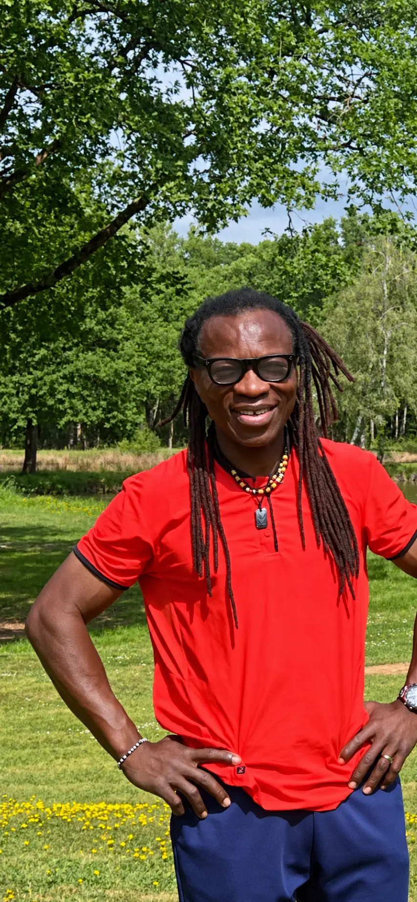 Joseph Koffi, coach di tennis, in un parco